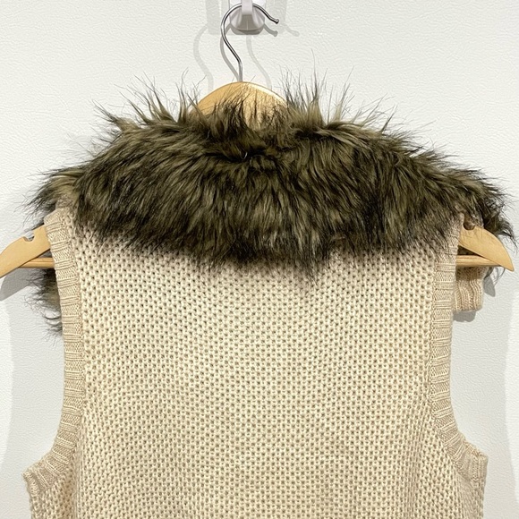 NWOT Pink Republic Faux Fur Collar Wooden Toggle Button Front Sweater Vest - Picture 13 of 16